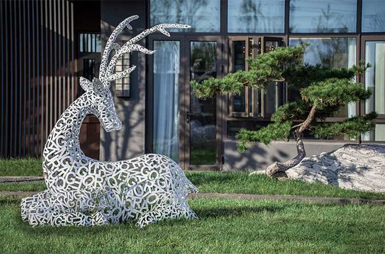 不銹鋼鹿，不銹鋼鏤空鹿，鏤空鹿景觀擺件，鏤空鹿雕塑，河北不銹鋼鹿廠家.jpg