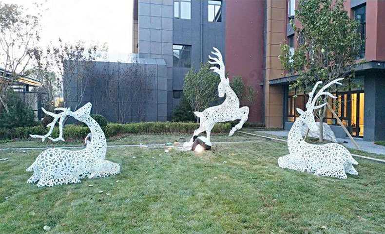 不銹鋼鹿，不銹鋼鏤空鹿，鏤空鹿景觀擺件，鏤空鹿雕塑，河北不銹鋼鹿廠家3.jpg
