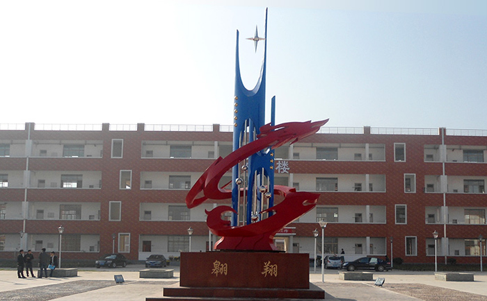 不銹鋼雕塑制作完成之后，需要對(duì)表面進(jìn)行打磨噴漆，這樣才可以獲得想要的表面效果，不銹鋼雕塑打磨噴漆有一些注意事項(xiàng)，下面給大家介紹一下。